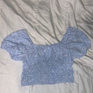 NWT light blue & white floral cropped top